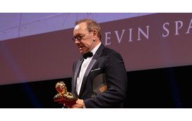 Caído em desgraça. Kevin Spacey perde mansão, vive em Airbnbs e e faz espetáculos em hotéis após escândalo sexual