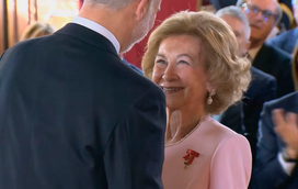 Momento especial! Rei Felipe VI emociona-se ao distinguir a mãe com importante galardão 