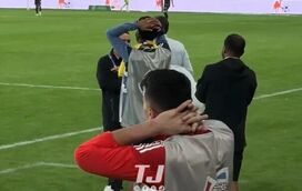 Tudo de mão na cabeça: a reação do banco do Al Nassr ao momento de magia de Cristiano Ronaldo