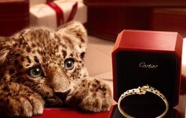 Glamour e exuberância conquista os fãs da Cartier: marca de luxo lança campanha de Natal com panteras bebés 