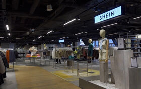 A inauguração da loja permanente da Shein em Paris está a gerar enorme controvérsia! Perceba as razões da polémica