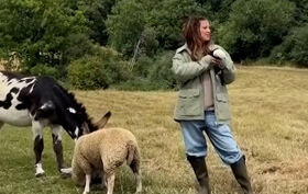 Os bastidores da sessão fotográfica de Millie Bobby Brown para a capa da Vogue britânica