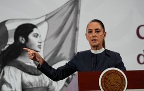 Claudia Sheinbaum discursa com o brasão do México visível