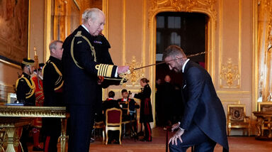 David Beckham agora é Sir David Beckham: ex-futebolista condecorado com o título de cavaleiro pelo rei Carlos III 