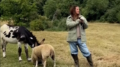 Os bastidores da sessão fotográfica de Millie Bobby Brown para a capa da Vogue britânica