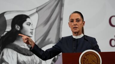 Claudia Sheinbaum discursa com o brasão do México visível