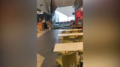 Portas de vidro de Centro Comercial Évora Plaza destruídas pelo mau tempo