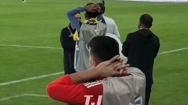 Tudo de mão na cabeça: a reação do banco do Al Nassr ao momento de magia de Cristiano Ronaldo