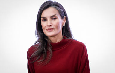 Letizia reage com confiança após críticas de Juan Carlos, transmitindo poder com visual vermelho