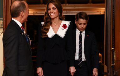 Príncipe George acompanha Kate Middleton em homenagem aos heróis de guerra