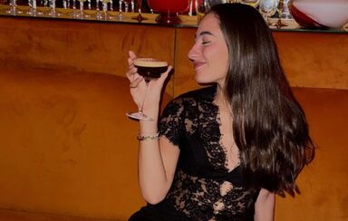 Matilde Mourinho festeja 29 anos em Inglaterra com a mãe e amigos