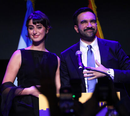 Ares de mudança em Nova Iorque. Conheça Zohran Mamdani, o rapper socialista eleito presidente, que se declara à mulher ativista na hora da vitória: 'Minha vida'