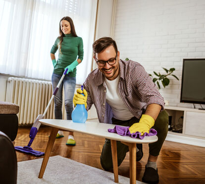 O truque infalível para higienizar esfregonas e panos de limpeza (e deixá-los como novos!)