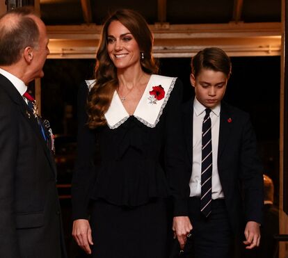Príncipe George assume pela primeira vez o lugar do pai em atos oficiais e brilha ao lado de Kate Middleton