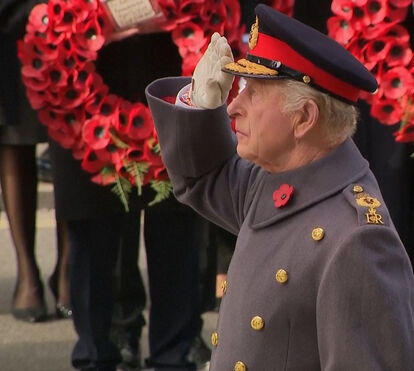Família real britânica reúne-se para homenagear heróis de guerra