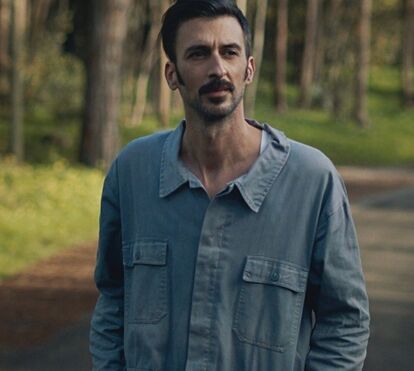 Emocionado, Bruno Nogueira revela que perdeu o pai: 'É um choque muito grande'