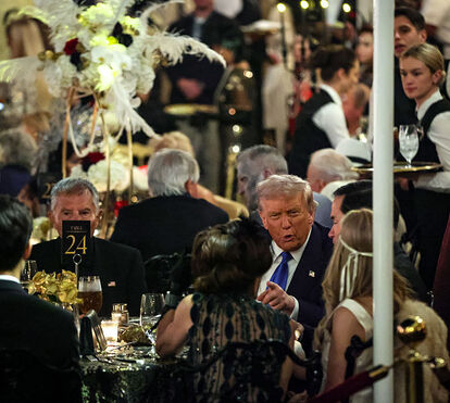Trump causa polémica ao surgir em dois banquetes quando milhares de americanos se veem subitamente obrigados a recorrer ao banco alimentar