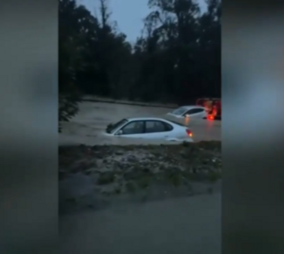 Depressão Cláudia não dá tréguas! Carros debaixo de água em estrada de Sesimbra