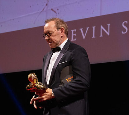 Caído em desgraça. Kevin Spacey perde mansão, vive em Airbnbs e e faz espetáculos em hotéis após escândalo sexual