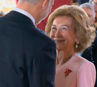 Momento especial! Rei Felipe VI emociona-se ao distinguir a mãe com importante galardão 