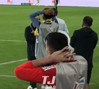 Tudo de mão na cabeça: a reação do banco do Al Nassr ao momento de magia de Cristiano Ronaldo