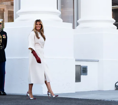 Já é Natal em Washington! Melania Trump recebe árvore de Natal na Casa Branca, vestida a rigor