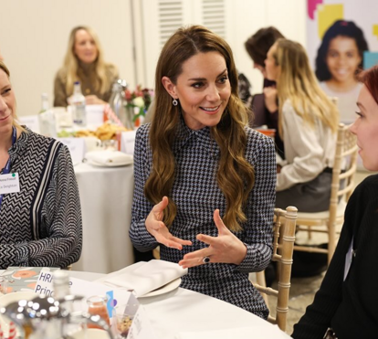 Kate Middleton arrasa com vestido de xadrez 'pied de poule'