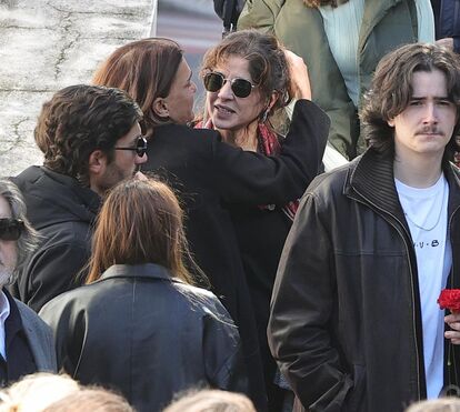 Atores unem-se na despedida a Almeno Gonçalves. Sem conseguir esconder a dor, Rita Salema foi o grande apoio da viúva, Patrícia Pinheiro, na hora do adeus ao ex-companheiro