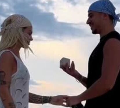 O momento em que Fanny Rodrigues é surpreendida com o anel, em plena praia nas Maldivas