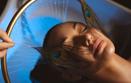 Método japonês de lavagem de cabelo promove limpeza, relaxamento e saúde capilar