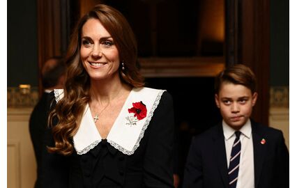 Príncipe George acompanha Kate Middleton em homenagem a heróis de guerra