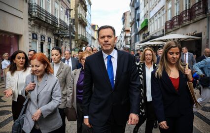 Luís Montenegro em passeio pela rua de Santa Catarina, no Porto, com membros do Governo