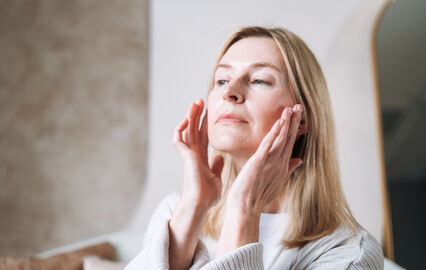 Mulher cuida da pele seguindo rotina de beleza para retardar o envelhecimento