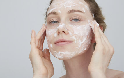 Rotina de skincare: mulher aplica máscara facial para uma pele saudável