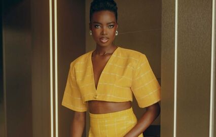 Maria Borges posa com um conjunto amarelo elegante