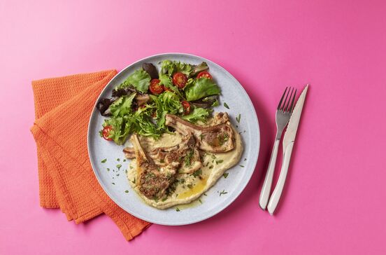 Costeletas de borrego com puré de beringela e salada