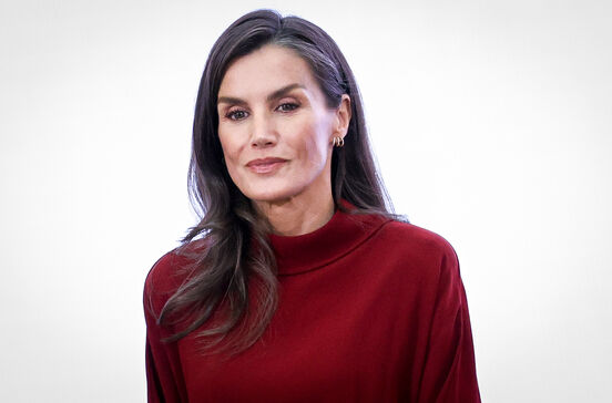 Letizia reage com confiança após críticas de Juan Carlos, transmitindo poder com visual vermelho