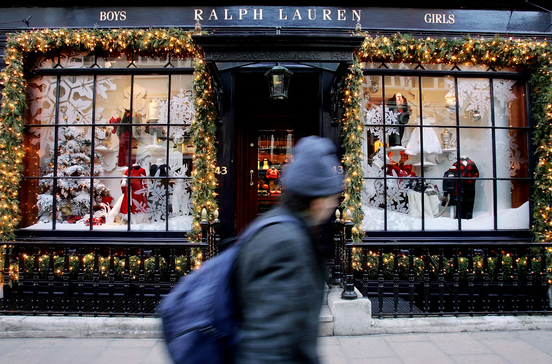 Ralph Lauren dita a tendência natalícia com decorações exuberantes e nostálgicas na Quinta Avenida, NY