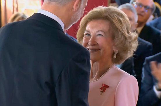 Rei Felipe VI homenageia Rainha Sofia com Colar da Ordem do Tosão de Ouro, em Madrid