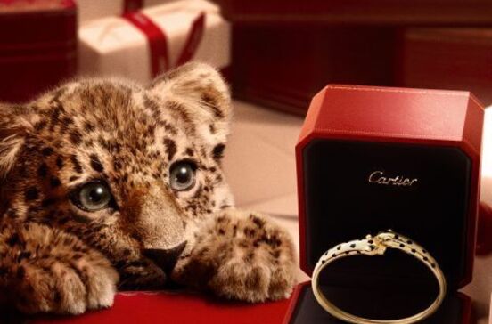 O Natal ficou mais mágico e fofinho. Cartier lança campanha festiva com panteras bebé