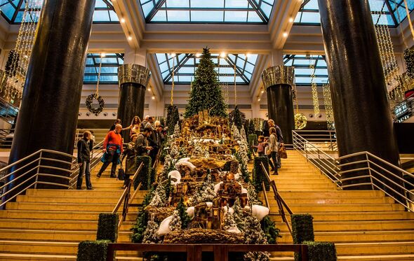 Visite a iluminação e mercados de Natal nas cidades e desfrute da gastronomia tradicional