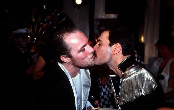 Freddie Mercury numa festa de aniversário no Mrs. Henderson's Club, em Munique, em 1985