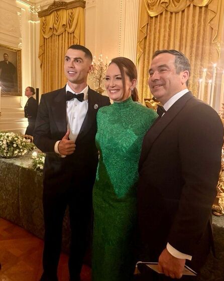 Cristiano Ronaldo posa com convidados num evento na Casa Branca