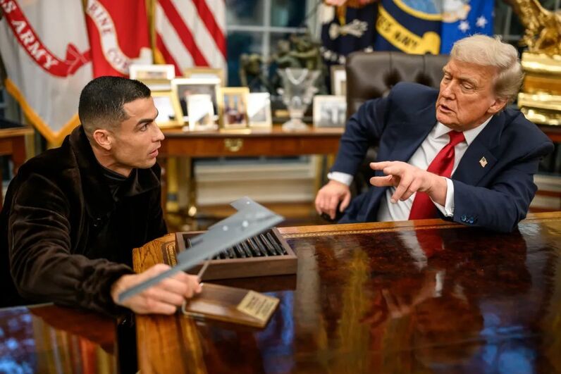 Cristiano Ronaldo e Donald Trump reunidos na Sala Oval