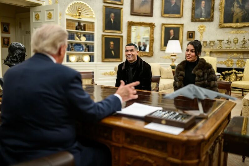 Cristiano Ronaldo e Georgina Rodríguezcom Trump na Sala Oval da Casa Branca