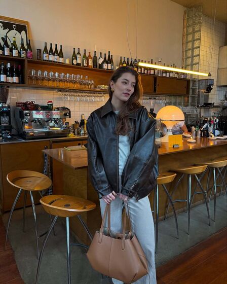 Se é para gastar dinheiro então invista na peça-estrela da temporada: o blusão de pele castanha