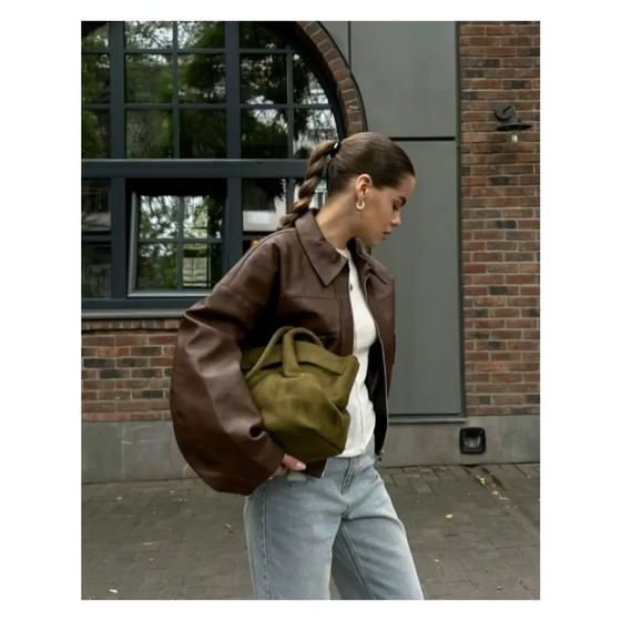 Se é para gastar dinheiro então invista na peça-estrela da temporada: o blusão de pele castanha