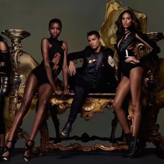 Maria Borges numa campanha com Cristiano Ronaldo