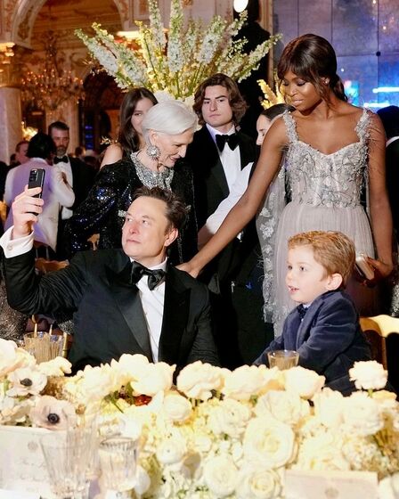 Elon Musk tira uma selfie com a mãe, Maye Musk, o filho, e Maria Borges na tomada de posse de Donald Trump como presidente dos EUA