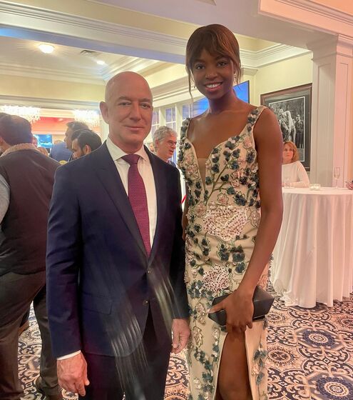 Jeff Bezos posa com Maria Borges